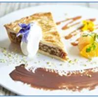 【左から】チキンとブラートブルスト（ソーセージ）のベルナープラッテ、エンガディナー・ヌストルテ、ツーヒャー・ゲシュネッツエルテスの“焼きパスタ”