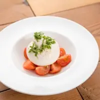 フルーツトマトとブッラータチーズのカプレ 1,680円（税抜）