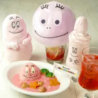 写真中央奥から　コットンキャンディソーダ 880円、いちごスムージー（バーバパパのマシュマロのせ）780円、いちごスカッシュ 680円、バーバパパのピンクカレー 1,230円