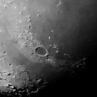 月面クレーター「プラトー付近」（写真提供: 加藤保美氏）