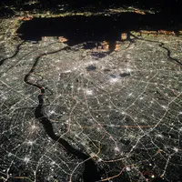 上空１万３７００㍍から見た東京　司馬遼太郎の言葉３「漱石の旅路」より　©小林修（朝日新聞出版写真部）