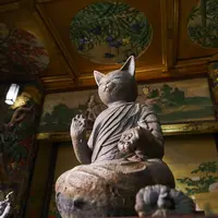 猫を抱く大仏／水谷満作