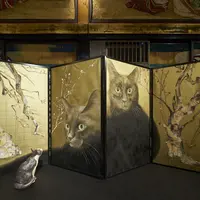 色鉛筆で描かれた秀作 紅白梅黒猫図／目羅健嗣作