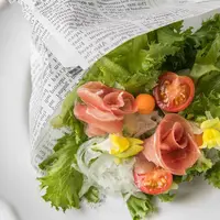 生ハムと彩り野菜のブーケサラダ