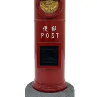 1912年に採用された丸形庇付ポスト（模型）（郵政博物館提供）