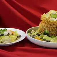 通常の「あんかけ揚げ麺」と「メガ盛り」版