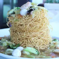 高さ20センチの「メガ盛りあんかけ揚げ麺」