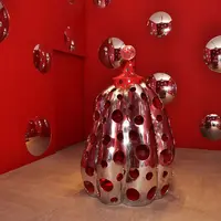 宇宙にとどけ、水玉かぼちゃ 2010年 アルミニウム 草間彌生「十和田でうたう」展 展示風景 十和田市現代美術館(2010年)