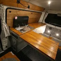 「VAN LIFE」到来！キャンピングカーにも“リノベーション”！（アネックス）