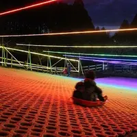夜間営業で大人気の「光る芝滑り」