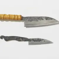 上：包丁・刃渡り18cm  54,000円／ 下：ペティナイフ　27,000円
