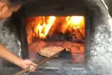 チャモロ伝統石焼の焼きたてココナッツパンG.Flores History Center and Ｈotnu bakery