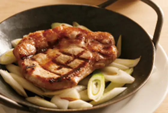 内店のレストランで熟成肉の味わいに舌鼓