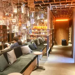 話題の【BOOK AND BED TOKYO 新宿】体験レポート！泊まれる本屋の宿泊 デイタイム 値段情報満載