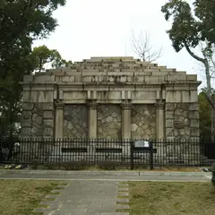 伊藤博文銅像台座