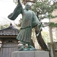 日蓮聖人の史跡（硯水の井戸、日蓮聖人獅子吼の銅像）
