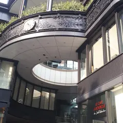 Le Cafe La Boutique