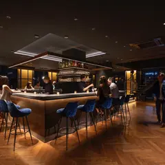 THE LIVELY BAR（ザ ライブリー バー 大阪本町）
