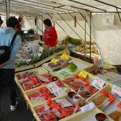 高山陣屋前の朝市