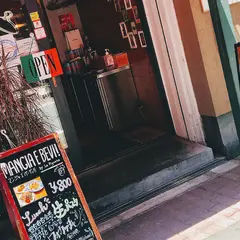 マンジャ エ ベーヴィ