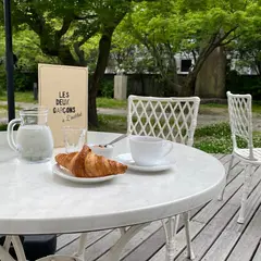 Les Deux Garçons à L' institut（レ・ドゥ・ギャルソン ア ランスティチュ）