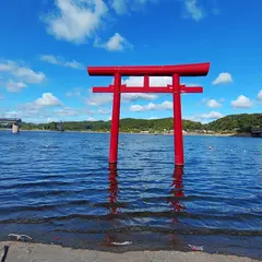 高滝湖の鳥居