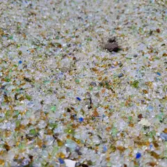 ガラス粒の砂浜