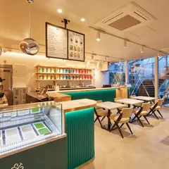THREE TEA CAFE トレインチ自由が丘店
