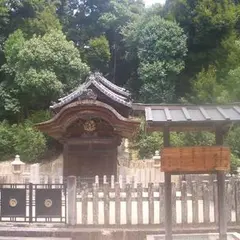 聖徳太子御廟（ごびょう）