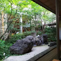 庭のホテル