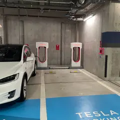 Tesla充電スタンド