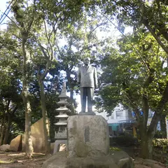 福武一二氏像