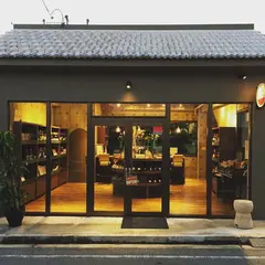 ナチュラルワイン専門店 un deux trois 読谷本店