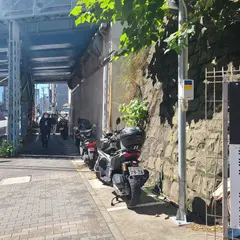 横浜駅東口バイク駐車場