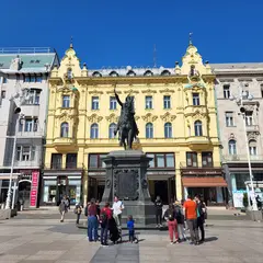 イェラチッチ総督広場（Ban Jelacic Square）