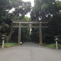 〒151-0053 東京都渋谷区代々木１丁目１−２