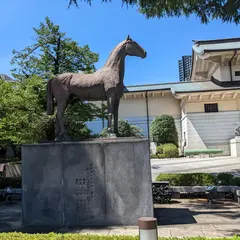 戦没馬慰霊像