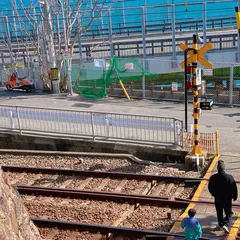 電車が見える坂道