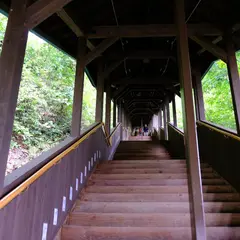 宮澤賢治記念館への階段