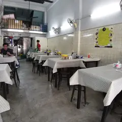 カームーボンガイ（ขาหมูบ่อนไก่ ร้านระเบียงทอง）
