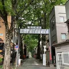 鬼子母神大門けやき並木