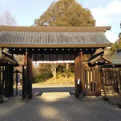 吉野神宮 東門(県指定重要文化財)
