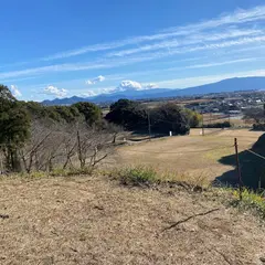 興国寺城 本丸跡と土塁