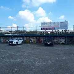 中古タイヤ市場 駐車場