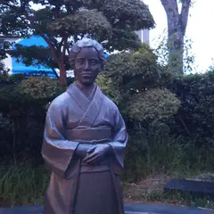 三橋鷹女の像