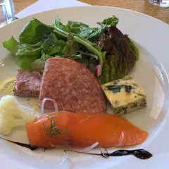 水辺のＨＯＴＥＬ 小さな白い花