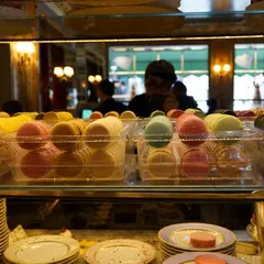 Ladurée Paris Royale（ラデュレ パリ ロワイヤル店）