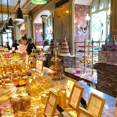 Ladurée Champs Elysées