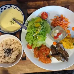 猫洞通りの家具と雑貨の店 sahan