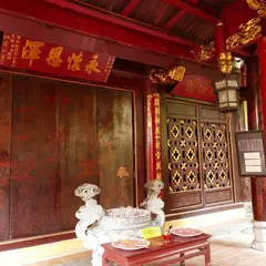 Bach Ma Temple